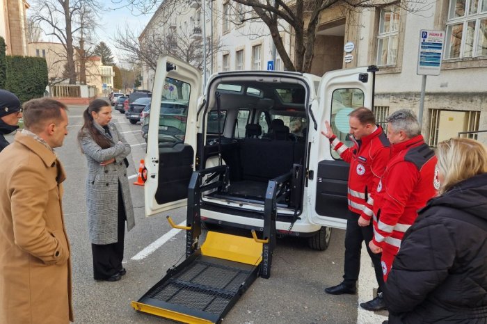 Ilustračný obrázok k článku Dočkali sa! V Piešťanoch spustili užitočnú NOVINKU! Začal tam jazdiť sociálny taxík
