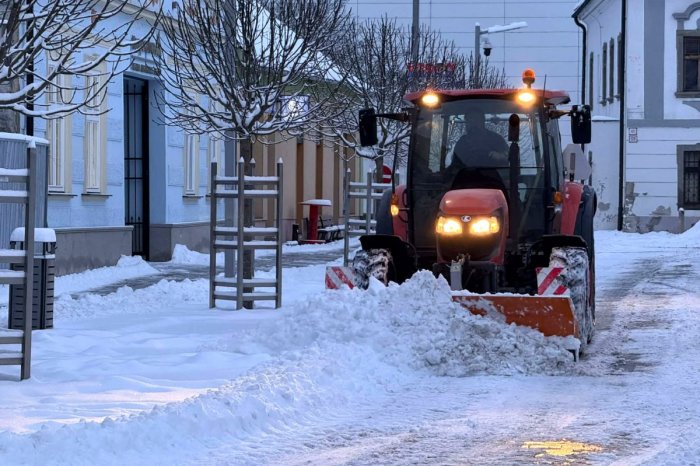 Ilustračný obrázok k článku Maňka: Napriek RÝCHLEJ reakcii nie je možné takéto množstvo pri sústavnom SNEŽENÍ odstrániť OKAMŽITE