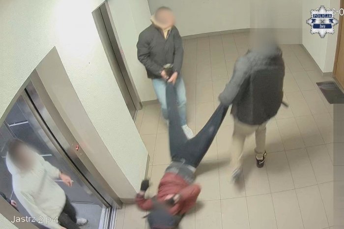 Ilustračný obrázok k článku Zrazili sa plecami a potom to začalo: Muža vo výťahu ZMLÁTILI, ťahali ho ako vrece