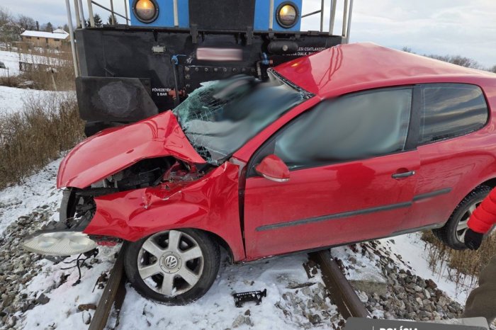 Ilustračný obrázok k článku Slovenskom otriasla hrozná TRAGÉDIA: Po zrážke LOKOMOTÍVY s autom hlásia MŔTVYCH! FOTO