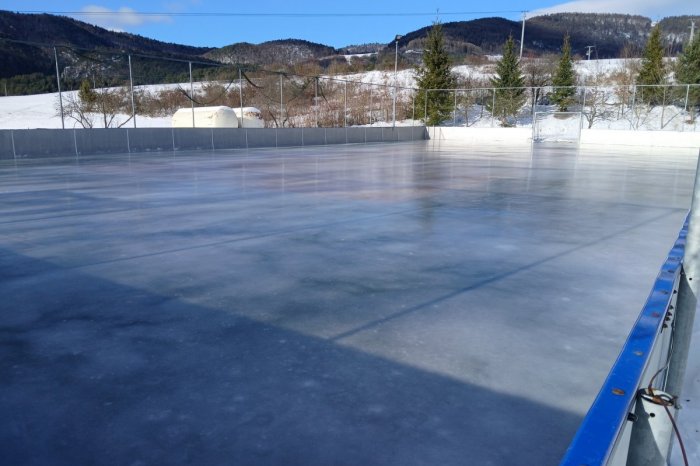 Ilustračný obrázok k článku Ďalšia možnosť vyblázniť sa vonku a užiť si zimné radovánky: Klzisko majú aj v Lipovciach