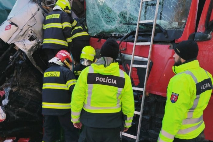 Ilustračný obrázok k článku Pri HROZIVEJ nehode kamiónov zasahujú všetky záchranné zložky: Cesta je NEPREJAZDNÁ! FOTO