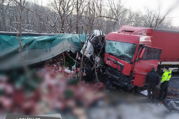 Ilustračný obrázok k článku ČELNÁ zrážka KAMIÓNOV ochromila dopravu: Vodičov čakajú veľké OBMEDZENIA! FOTO