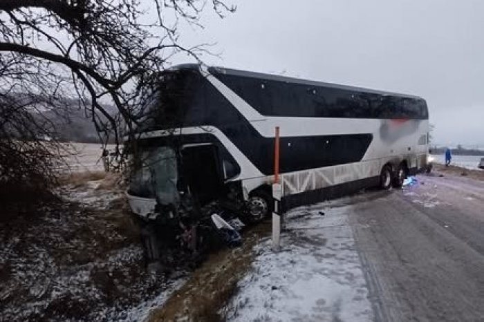 Ilustračný obrázok k článku Ľadové PEKLO: HAVÁRIE autobusov! Jeden sa ZRAZIL s autami, ďalší sa PREVRÁTIL