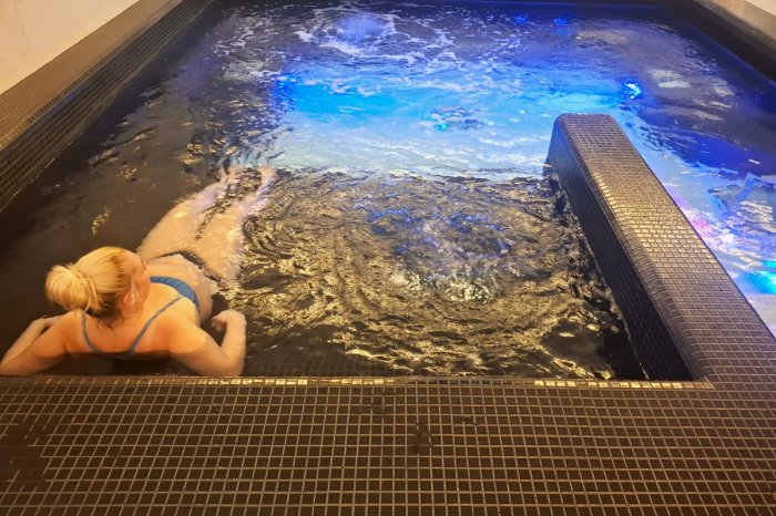 Wellness si užijete dosýta, k dispozícii je vírivka i bazén s barom