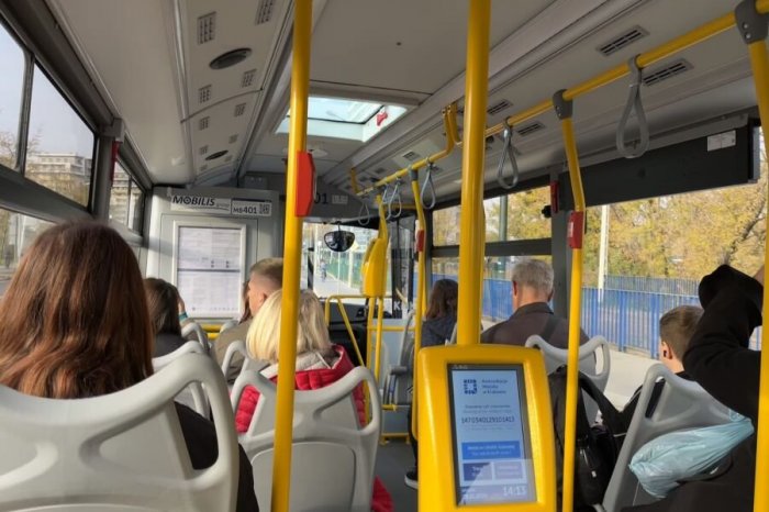 Ilustračný obrázok k článku Boj proti HLUČNÝM telefonátom: V európskej metropole hrozí POKUTA a VYHODENIE z MHD