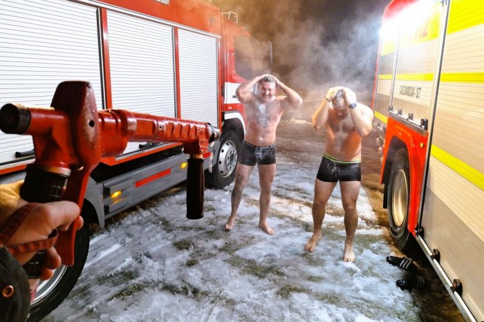 Ilustračný obrázok k článku Ženy sa nevedia vynadívať: Hasiči sa v mraze sprchovali vonku len v trenírkach!