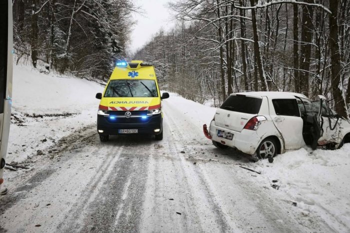 Ilustračný obrázok k článku Osudný ŠMYK na zasneženej ceste: Vodička sa v PROTISMERE zrazila s autobusom, FOTO