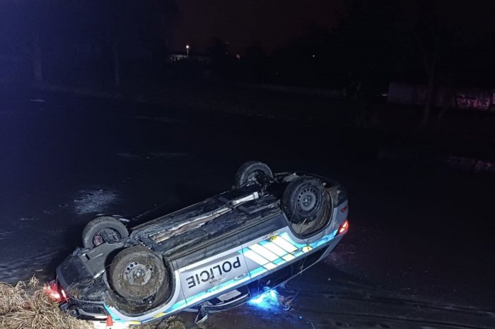 Ilustračný obrázok k článku Šli na pomoc topiacim sa dievčatám: Policajné autá však mali nehodu, jedno skončilo na streche