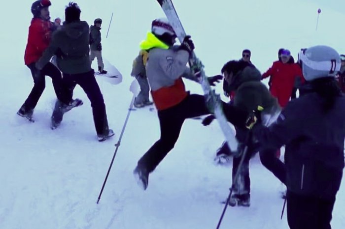 Ilustračný obrázok k článku Stačil jeden náraz: V lyžiarskom stredisku sa strhla HROMADNÁ bitka! VIDEO