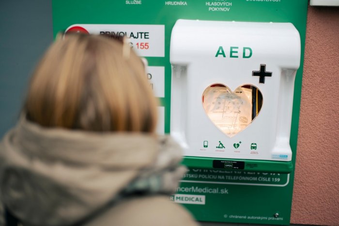 Ilustračný obrázok k článku Prístroj, ktorý ZACHRAŇUJE životy: V uliciach Nitry je 17 defibrilátorov AED