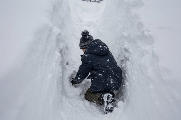 Ilustračný obrázok k článku Žiak (†11) si na dvore školy kopal v snehu bunker: ZAVALILO hor! V nemocnici ZOMREL