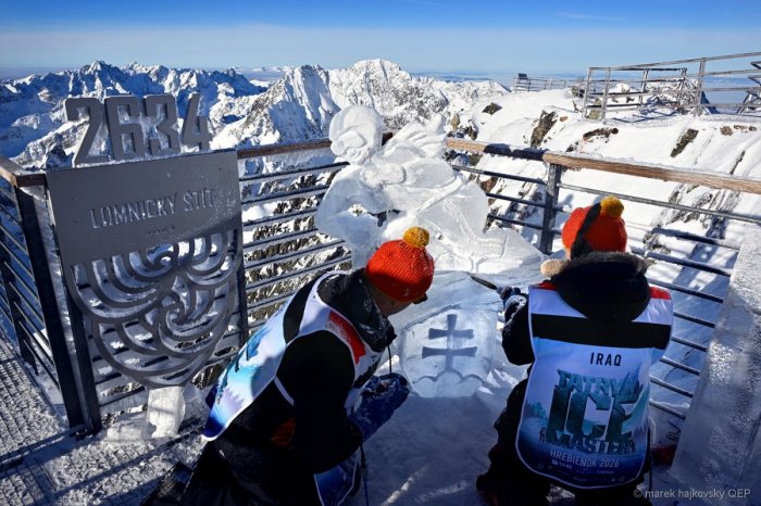 Ilustračný obrázok k článku Majstri ľadu sa v Tatrách predviedli v parádnom štýle: Vznikli aj 2 sochy Petry Vlhovej