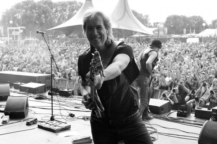 Ilustračný obrázok k článku ZOMREL bývalý dlhoročný basgitarista Scorpions! Buchholz prehral boj s RAKOVINOU