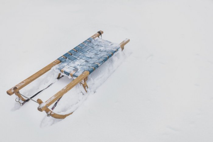 Ilustračný obrázok k článku Kamaráti sa nechali ťahať na sánkach za autom: BRUTÁLNY náraz! Jeden z mužov ZOMREL