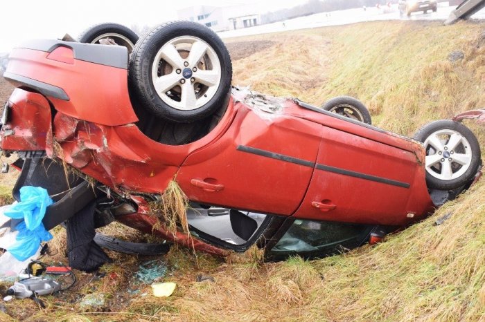 Ilustračný obrázok k článku Po DESIVEJ nehode skončilo auto na STRECHE: Vodič nafúkal takmer 2 promile! FOTO
