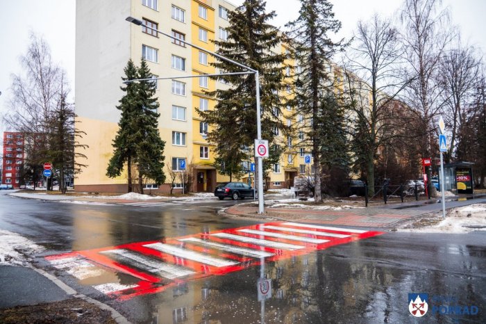 Ilustračný obrázok k článku Vladova otázka smerom k mestu Poprad: Prečo sa na červeno-bielych prechodoch tak šmýka?