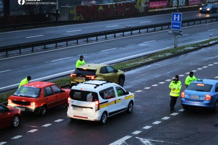 Ilustračný obrázok k článku PREKVAPENIE pre vodičov: Policajti čiastočne UZAVRELI R1, aký na to mali dôvod? FOTO