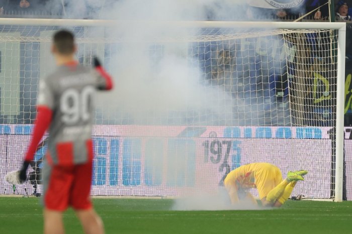 Ilustračný obrázok k článku HOROR na futbale! Petarda trafila brankára, druhá mužovi ODTRHLA prsty! VIDEO