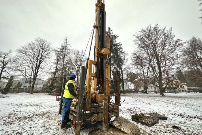 Ilustračný obrázok k článku Čo robí VRTNÁ súprava v PARKU? Mesto prišlo s VYSVETLENÍM