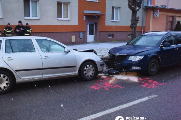 Ilustračný obrázok k článku HRÔZA na priechode: Vodič zachytil chodkyňu, nasledovala ČELNÁ zrážka, FOTO