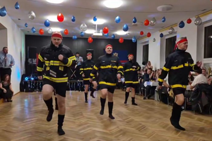 Ilustračný obrázok k článku Hasiči sa odviazali: Ich VIDEO valcuje internet! Z tej choreografie pôjdete do kolien