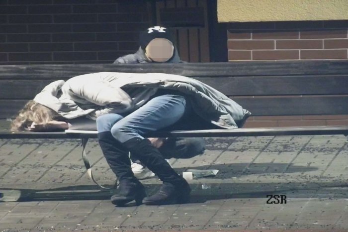 Ilustračný obrázok k článku K žene SPIACEJ na lavičke pristúpil muž a... S TÝMTO veru nepočítal, FOTO