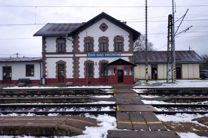 Ilustračný obrázok k článku ZRUŠENIE predaja na staniciach KOMPLIKUJE cestovanie: Iniciatíva STRED navrhuje riešenia