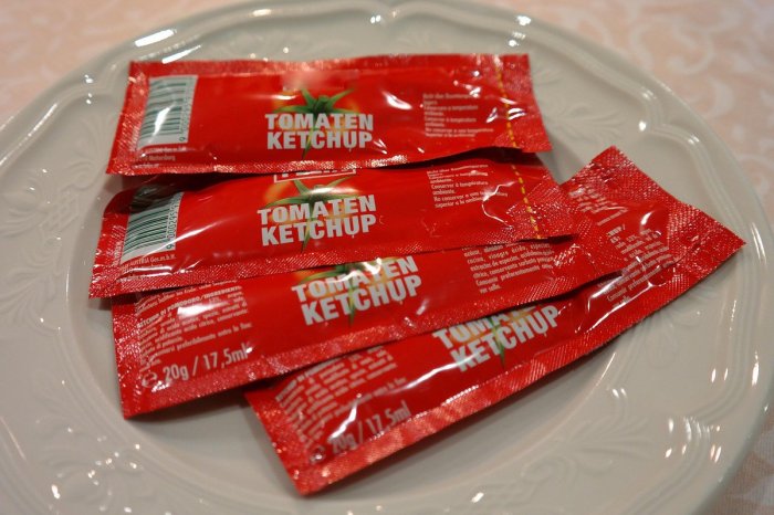 Ilustračný obrázok k článku BIZARNÝ útok: Bezdomovec hodil po mužovi vrecko kečupu! Hrozí mu 5 rokov basy