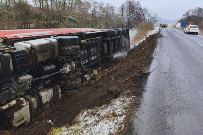 Ilustračný obrázok k článku Pri HROZIVEJ nehode sa PREVRÁTIL kamión: Policajti upozornili na OBMEDZENIA, cestu UZAVRÚ