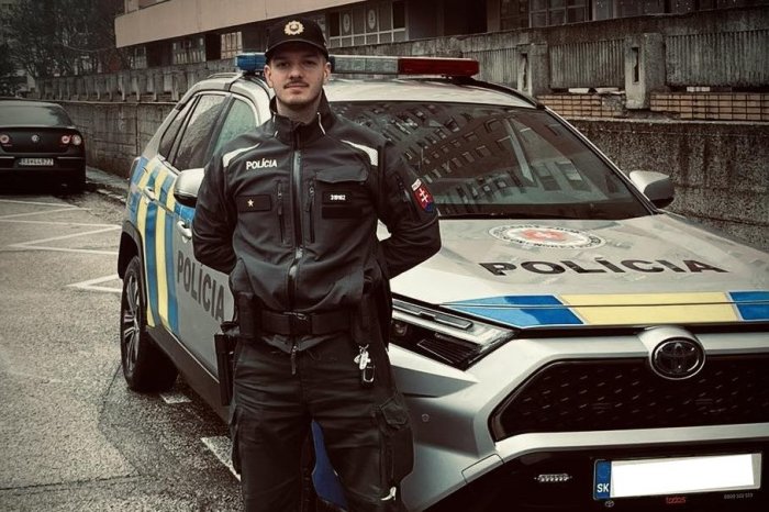 Ilustračný obrázok k článku Bábätko sa pýtalo na svet: Zasiahol ochotný policajt! Slová otecka dojali mužov zákona