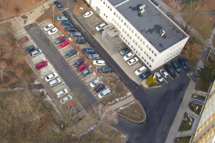 Ilustračný obrázok k článku NOVÝ priestor na Sídlisku III: Vodiči tam už môžu parkovať, znamená to ďalších 57 miest