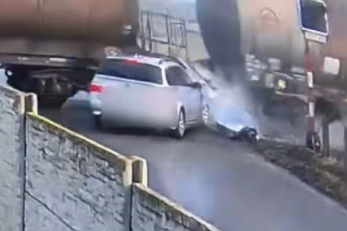 Ilustračný obrázok k článku Dramatické VIDEO: Vlak sa zrazil s autom! Vodič mal neuveriteľné šťastie