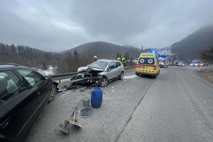 Ilustračný obrázok k článku HROZIVÁ zrážka TROCH áut: Na mieste bolo niekoľko ZRANENÝCH, FOTO
