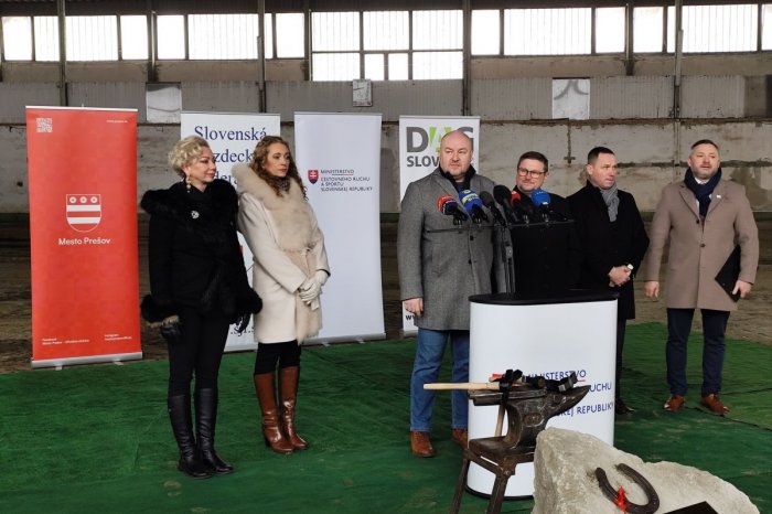 Ilustračný obrázok k článku Tentoraz ho nevypískali: Huliak v Prešove otvoril výstavbu Národného jazdeckého centra