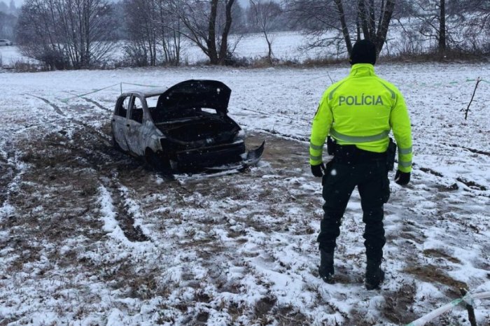 Ilustračný obrázok k článku Prvé INFO od hasičov: HORÍ auto mimo cesty, ďalšie ČELNE vrazilo do stromu, FOTO