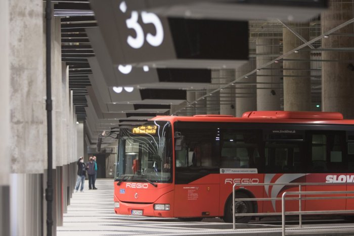 Ilustračný obrázok k článku V marci sa má ZNÍŽIŤ počet prímestských spojov na stanicu Nivy: ČO na to kraj?