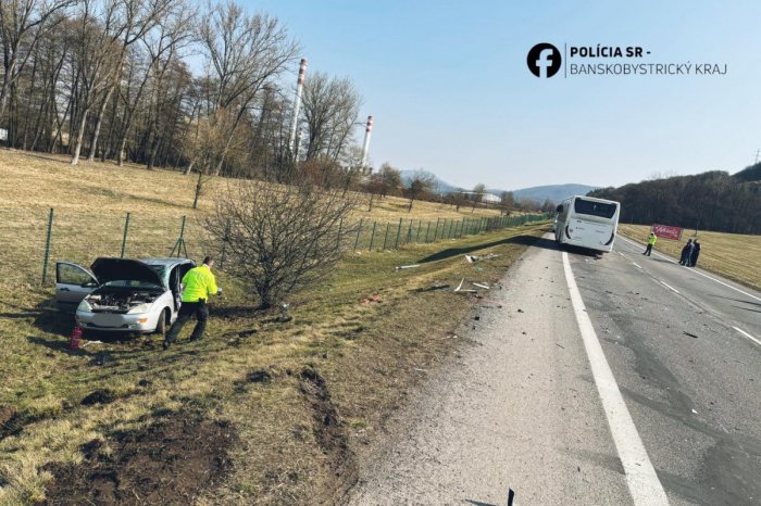 Ilustračný obrázok k článku Prvé INFO od hasičov: Po nehode AUTOBUSU a auta vyslobodzujú ZAKLIESNENÚ osobu!