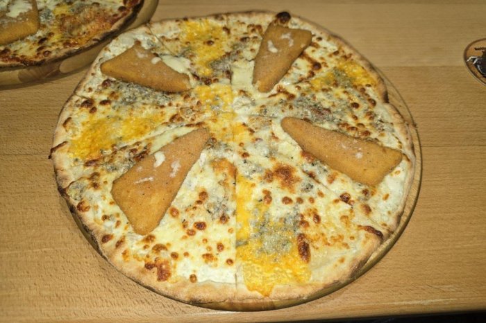 Ilustračný obrázok k článku Barbarské alebo GENIÁLNE? Podnik ponúka pizzu s VYPRÁŽANÝM syrom! Valcuje internet