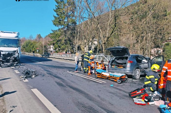 Ilustračný obrázok k článku AKTUALITA: Pri ČELNEJ zrážke auta s nákladiakom zasahujú všetky ZÁCHRANNÉ zložky!