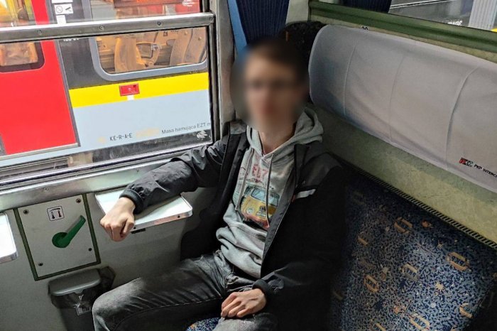 Ilustračný obrázok k článku HOROR na stanici: Chlapec (17) pomáhal mamičke s kočíkom, skončil pod kolesami VLAKU