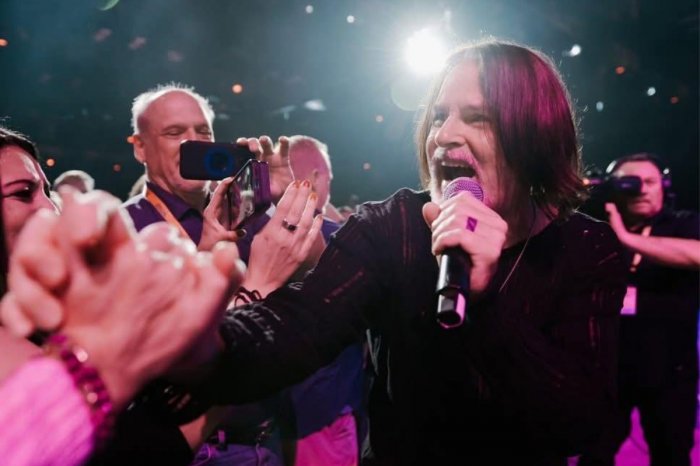 Ilustračný obrázok k článku Fanúšikovia smútia: ZOMREL spevák (†60) známej rockovej kapely