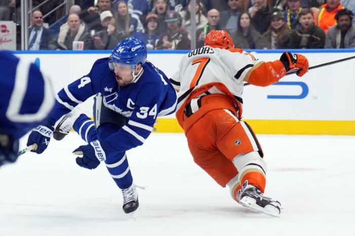 Ilustračný obrázok k článku ŠIALENSTVO v NHL: Český hráč Gudas ukončil tvrdým zákrokom sezónu Matthewsovi