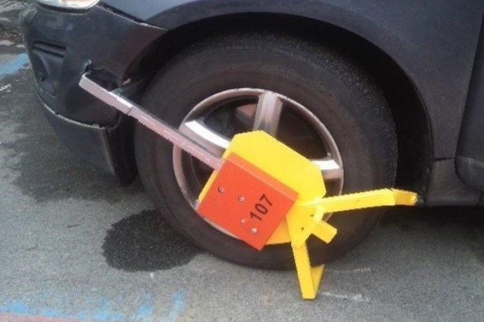 Ilustračný obrázok k článku ČO to stvárala? Žena si nevšimla PAPUČU na kolese! Sadla do auta a pridala plyn