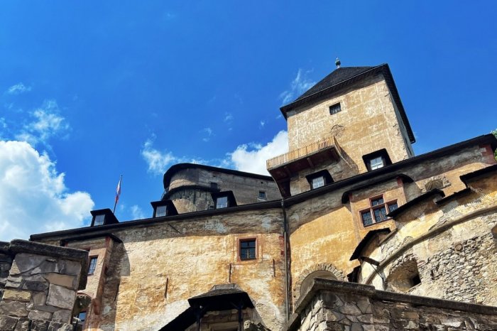 Ilustračný obrázok k článku TRAGÉDIA na Oravskom hrade: Z balkóna SPADOL turista (†72)! Už mu nebolo pomoci