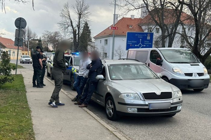Ilustračný obrázok k článku Policajti zachránili VYSTRAŠENÚ seniorku: Bola v aute s podvodníkmi! Chceli od nej TISÍCE