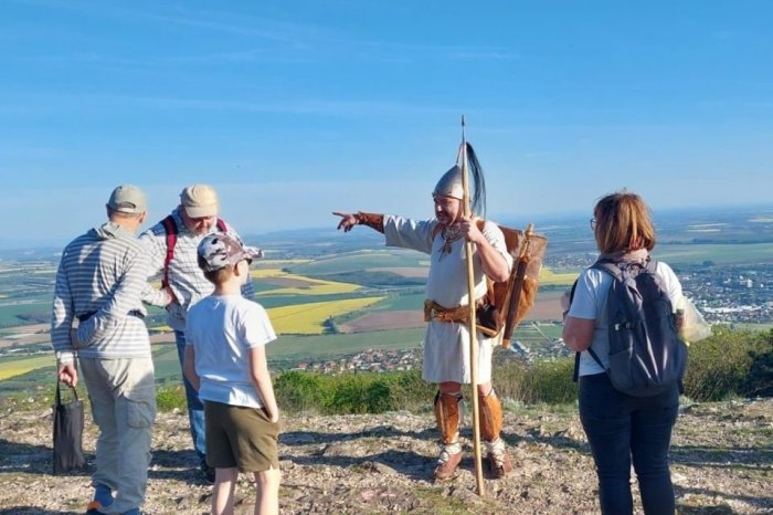 Ilustračný obrázok k článku Štartujú obľúbené Potulky Nitrou! Objavte JARNÉ tajomstvá pravekej hory