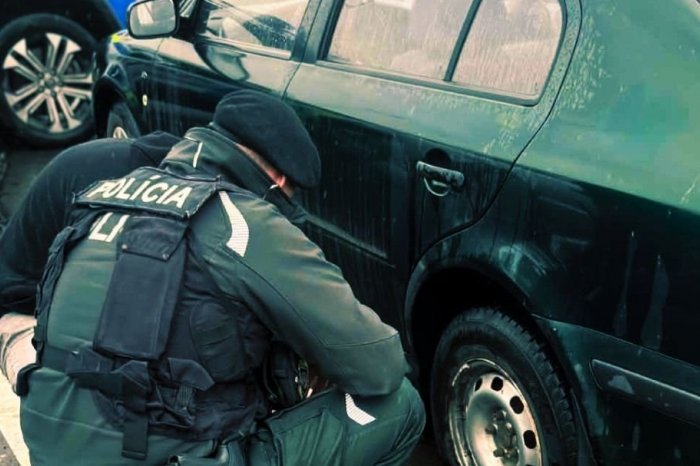 Ilustračný obrázok k článku Pomáhať a chrániť v PRAXI: Policajti poskytli vodičovi POMOC v NEPRÍJEMNEJ situácii