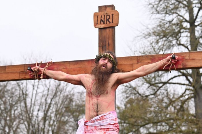 Ilustračný obrázok k článku Matúš Jurko ho stvárni už ŠTVRTÝKRÁT: Aké to je hrať Ježiša v Živej krížovej ceste?