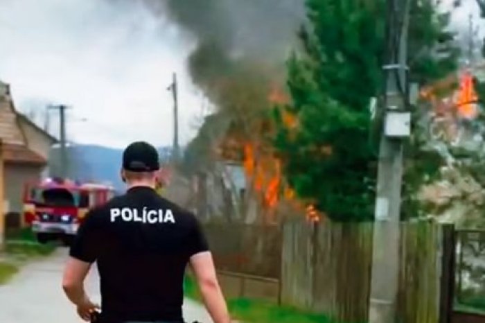 Ilustračný obrázok k článku Desivé VIDEO z miesta POŽIARU: Dom je v PLAMEŇOCH, na mieste zasahujú hasiči aj policajti